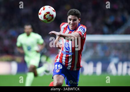Madrid, Spanien. April 2025. Julian Alvarez von Atletico de Madrid tritt am 2. April 2025 im Copa del Rey Halbfinale zwischen dem FC Barcelona und Atletico de Madrid im Riyadh Air Metropolitano Stadium in Madrid an. Gustavo Valiente/Xinhua/Alamy Live News Stockfoto