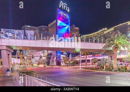 Nachtansicht auf das Schild of Aria, ein Luxusresort und Kasino, Teil des CityCenter-Komplexes auf der Las Vegas Str Stockfoto