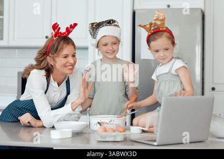 Familie, Laptop und Weihnachten backen bei Videogesprächen zu Hause, Großmutter und Kinder zum Gespräch. Winken, grüßen und Kinder oder Oma für Stockfoto
