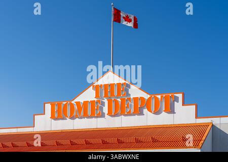 Richmond Hill, Kanada - 30. Oktober 2018: Home Depot Store Schild mit der kanadischen Nationalflagge auf dem Gebäude. Richmond Hill, ON, Kanada. Stockfoto