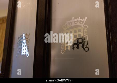 Das Emblem des britischen Parlaments befindet sich an der Tür des Speisesaals in den Houses of Parliament in Westminster. Stockfoto