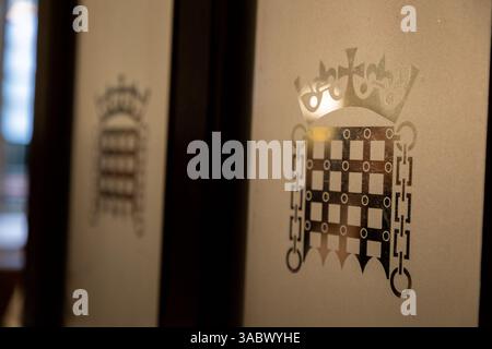 Das Emblem des britischen Parlaments befindet sich an der Tür des Speisesaals in den Houses of Parliament in Westminster. Stockfoto