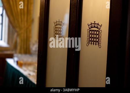 Das Emblem des britischen Parlaments befindet sich an der Tür des Speisesaals in den Houses of Parliament in Westminster. Stockfoto