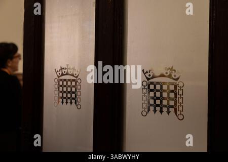 Das Emblem des britischen Parlaments befindet sich an der Tür des Speisesaals in den Houses of Parliament in Westminster. Stockfoto