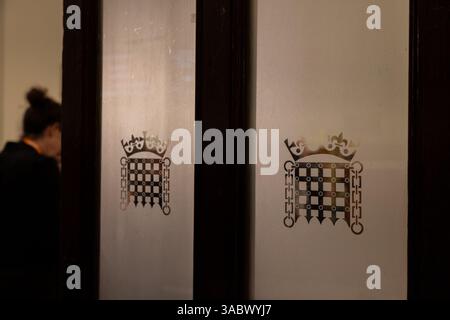 Das Emblem des britischen Parlaments befindet sich an der Tür des Speisesaals in den Houses of Parliament in Westminster. Stockfoto