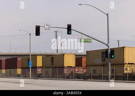 Compton, Kalifornien, USA – 2. April 2025: Ein mit Containern beladener intermodaler Stapelzug fährt in Richtung Hafen von Los Angeles. Stockfoto