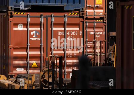 Compton, Kalifornien, USA – 2. April 2025: Ein mit Containern beladener intermodaler Stapelzug fährt in Richtung Hafen von Los Angeles. Stockfoto