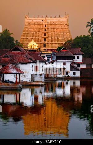 Sonnenuntergang Glory im Padmanabhaswamy Tempel – Ein spirituelles Spektakel Stockfoto