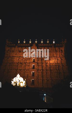 Spirituelle Eleganz: Der ikonische Gopuram des Padmanabhaswamy Tempels Stockfoto