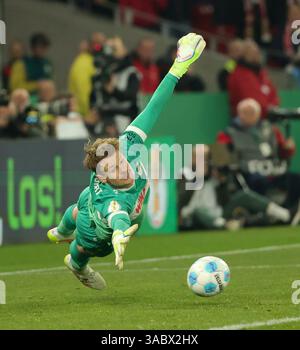 Stuttgart, Deutschland. April 2025. VfB Stuttgart Torhüter Alexander Nuebel spart beim Fußball-Halbfinalspiel des Deutschen Pokals zwischen VfB Stuttgart und RB Leipzig am 2. April 2025 in Stuttgart. Quelle: Philippe Ruiz/Xinhua/Alamy Live News Stockfoto