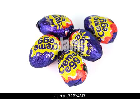 Cadbury Creme Eggs – Wales, Vereinigtes Königreich – 30. März 2025 Stockfoto