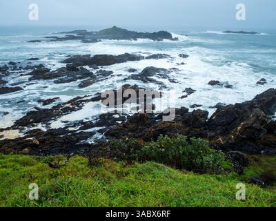 Gefährliche Brandung, wilde Wellen und Flut, die über Felsen in Sawtell, NSW Australien, krachen Stockfoto