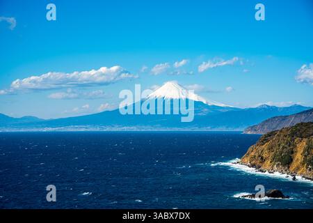 Eine atemberaubende Landschaft am Tag mit dem majestätischen, schneebedeckten Mount Fuji, der von der malerischen nordwestlichen Küstenstraße entlang der Izu-Halbinsel, J, erfasst wurde Stockfoto