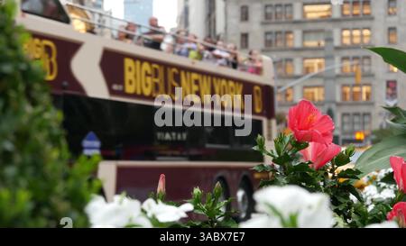 New York City, USA - 6. September 2023: Manhattan Midtown Broadway, 23 Street, Kreuzung 5 Avenue. Worth Square in der Nähe von Madison Park, Flatiron, USA. Leute auf Big Bus Tour, gelbes Taxi. Stockfoto