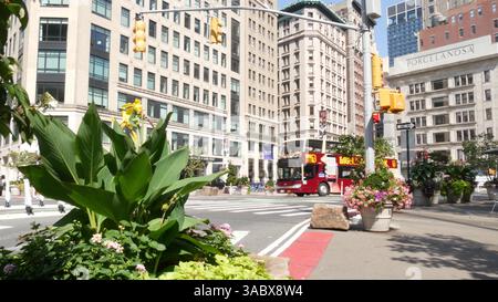 New York City, USA - 6. September 2023: Manhattan Midtown Broadway, 23 Street, Kreuzung 5 Avenue. Worth Square in der Nähe von Madison Park, Flatiron, USA. Porzellanosa. Leute auf Big Bus Tour. Stockfoto