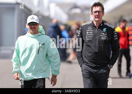 SUZUKA, JAPAN - 3. APRIL: Valtteri Bottas aus Finnland und Mercedes-AMG PETRONAS F1 Team und Andrew Shovlin vom Mercedes-AMG PETRONAS F1 Team Track-Side Engineering Director während Vorschauen vor dem F1 Grand Prix von Japan auf dem Suzuka Circuit am 3. April 2025 in Suzuka, Japan. (Foto: Qian Jun/Paddocker) Stockfoto