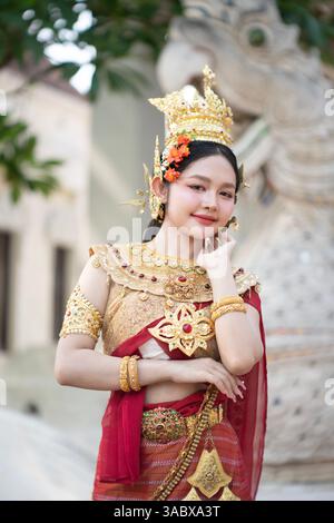 Schöne junge Frau, die ein thailändisches Songkran Kostüm trägt, ein regionales thailändisches Kostümkleid in Chiang Mai, Thailand. Stockfoto