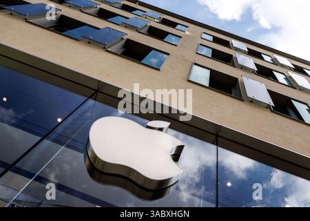 München, Deutschland. April 2025. Das Apple Logo ist an der Fassade eines Ladens im Zentrum von München (Bayern) zu sehen. Apple Inc. Ist ein US-amerikanisches Hardware- und Softwareentwickler und Technologieunternehmen und eines der erfolgreichsten Unternehmen der Welt. Quelle: Matthias Balk/dpa/Alamy Live News Stockfoto