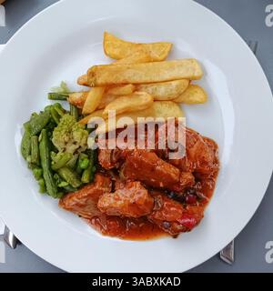 Kalbfleisch in Soße, Gemüse und Pommes Stockfoto