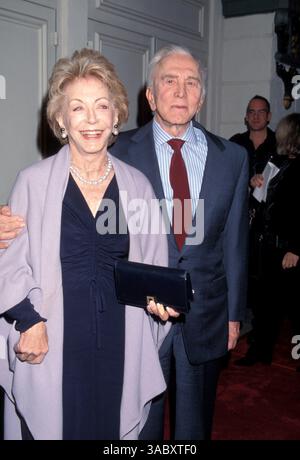Dezember 1999: Westwood, CA, USA – Schauspieler KIRK DOUGLAS (* 9. Dezember 1916 in Issur Danielovitch Demsky) mit Ehefrau bei der Premiere der Diamonds. (Bild: © Kathy Hutchins/ZUMA Press) Stockfoto
