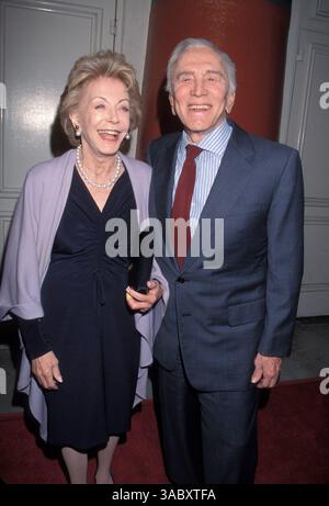 Dezember 1999 - Westwood, CA, USA - Schauspieler KIRK DOUGLAS (* 9. Dezember 1916 in Issur Danielovitch Demsky) mit Ehefrau bei der Premiere der Diamonds (Foto: © Kathy Hutchins/ZUMA Press) Stockfoto