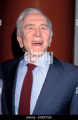 Dezember 1999: Westwood, CA, USA: Schauspieler KIRK DOUGLAS bei der Diamonds Premiere. (Bild: © Kathy Hutchins/ZUMA Press) Stockfoto
