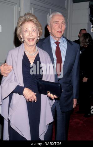 Dezember 1999: Westwood, CA, USA – Schauspieler KIRK DOUGLAS (* 9. Dezember 1916 in Issur Danielovitch Demsky) mit Ehefrau bei der Premiere der Diamonds. (Bild: © Kathy Hutchins/ZUMA Press) Stockfoto