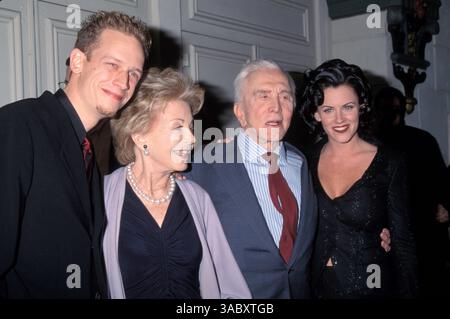 Dezember 1999 - Westwood, CA, USA - JOHN ASHER mit KIRK DOUGLAS, ANNE DOUGLAS und JENNY MC CARTHY bei der Diamonds Premiere. (Bild: © Kathy Hutchins/ZUMA Press) Stockfoto