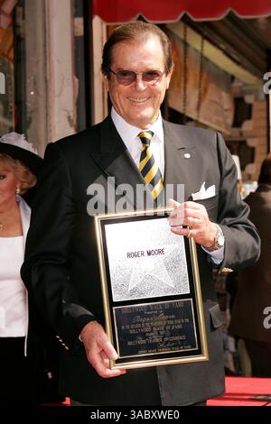 11. Oktober 2007 - Hollywood, Kalifornien, USA - Schauspieler ROGER MOORE erhält den Star in Walk of Fame. (Foto: © Lisa O'Connor/ZUMA Press) Stockfoto