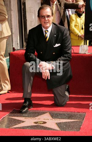 11. Oktober 2007 - Hollywood, Kalifornien, USA - Schauspieler ROGER MOORE erhält den Star in Walk of Fame. (Foto: © Lisa O'Connor/ZUMA Press) Stockfoto