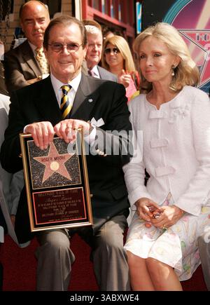 11. Oktober 2007: Hollywood, Kalifornien, USA: Schauspieler ROGER MOORE mit Frau CHRISTINA, als er den Star in Walk of Fame erhält. (Foto: © Lisa O'Connor/ZUMA Press) Stockfoto