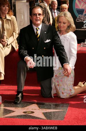 11. Oktober 2007: Hollywood, Kalifornien, USA: Schauspieler ROGER MOORE mit Frau CHRISTINA, als er den Star in Walk of Fame erhält. (Foto: © Lisa O'Connor/ZUMA Press) Stockfoto