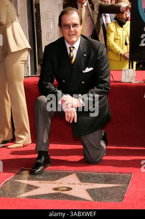 11. Oktober 2007 - Hollywood, Kalifornien, USA - Schauspieler ROGER MOORE erhält den Star in Walk of Fame. (Foto: © Lisa O'Connor/ZUMA Press) Stockfoto