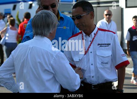 L bis R): Bernie Ecclestone (GBR) F1 Supremo, Flavio Briatore (ITA) Renault Team Principal und Hiroshi Yasukawa (JPN) Bridgestone Director of Motorsport. Formel-1-Weltmeisterschaft, Rd14, Grand Prix von Italien, Monza, Italien, 13. September 2003..DIGITALES BILD (Credit Image: ©Sutton Motorsports/ZUMA Press) Stockfoto