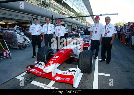 L bis R): Ricardo Zonta (BRA) Toyota Testfahrer, Herr Nakamura (JPN) Präsident von Panasonic, Cristiano da Matta (BRA) Toyota, Olivier Panis (FRA) Toyota und ein Panasonic VIP in der Boxengasse. Formel 1 Weltmeisterschaft, Rd14, Grand Prix von Italien, Renntag, Monza, Italien, 14. September 2003..DIGITALES BILD (Credit Image: ©Sutton Motorsports/ZUMA Press) Stockfoto