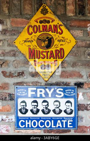 Colmans Mustard and Frys Chocolate Vintage Blechschild. Stockfoto
