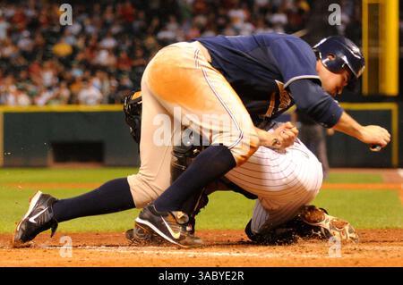 22. April 2008 - Houston, Texas, USA - ADRIAN GONZALEZ #23 der San Diego Padres trifft bei einem Spiel im Minute Maid Park auf Houston Astros J.R. TOWLES #46. (Bild: © Tom Mayes/Cal Sport Media/ZUMA Press) Stockfoto