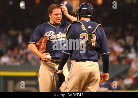 22. April 2008 – Houston, Texas, USA – der San Diego Padres-Fänger JOSH BARD #28 geht zum Hügel, um mit JAKE PEAVY #44 während eines Spiels gegen die Houston Astros im Minute Maid Park zu sprechen. (Bild: © Tom Mayes/Cal Sport Media/ZUMA Press) Stockfoto