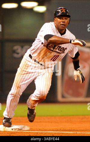22. April 2008 - Houston, Texas, USA - MIGUEL TEJADA #10 von Houston Astros bricht in einem wilden Wurf nach Hause, bevor er sich im Minute Maid Park gegen die San Diego Padres entscheidet. (Bild: © Tom Mayes/Cal Sport Media/ZUMA Press) Stockfoto