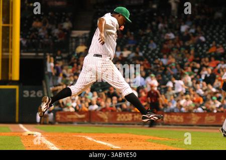 22. April 2008 - Houston, Texas, USA - Houston Astros Relief Pitcher JOSE VALVERDE #47 springt am Ende des achten Inning eines Spiels gegen die San Diego Padres im Minute Maid Park über die erste Basislinie. (Bild: © Tom Mayes/Cal Sport Media/ZUMA Press) Stockfoto