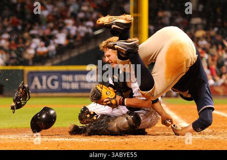 22. April 2008 - Houston, Texas, USA - ADRIAN GONZALEZ #23 der San Diego Padres trifft bei einem Spiel im Minute Maid Park auf Houston Astros J.R. TOWLES #46. (Bild: © Tom Mayes/Cal Sport Media/ZUMA Press) Stockfoto