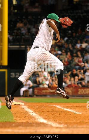 22. April 2008 - Houston, Texas, USA - Houston Astros Relief Pitcher JOSE VALVERDE #47 springt am Ende des achten Inning eines Spiels gegen die San Diego Padres im Minute Maid Park über die erste Basislinie. (Bild: © Tom Mayes/Cal Sport Media/ZUMA Press) Stockfoto