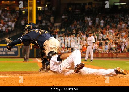 22. April 2008 - Houston, Texas, USA - MIGUEL TEJADA #10 von Houston Astros rutscht vor dem Wurf über die Startplatte und trifft den San Diego Padres-Fänger JOSH BARD #28 in einem Spiel im Minute Maid Park. (Bild: © Tom Mayes/Cal Sport Media/ZUMA Press) Stockfoto