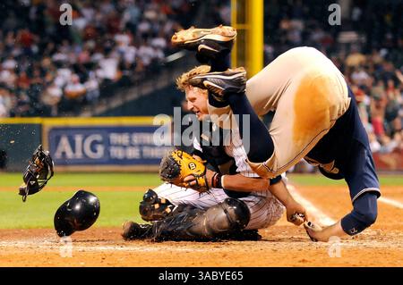 22. April 2008 - Houston, Texas, USA - ADRIAN GONZALEZ #23 der San Diego Padres trifft bei einem Spiel im Minute Maid Park auf Houston Astros J.R. TOWLES #46. (Bild: © Tom Mayes/Cal Sport Media/ZUMA Press) Stockfoto