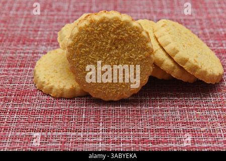 Frische Kekse mit Kokosbröseln auf der Kochmatte Stockfoto