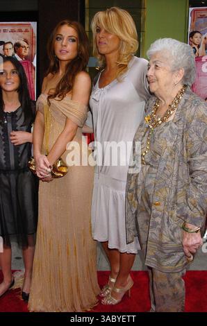 4. JUNI 2006, New York City Lindsay Lohan, ihre Schwester Ali, ihre Mutter Dina und ihre Großmutter kommen zur New Yorker Premiere von „A Prairie Home Companion“ im DGA Theatre (Credit Image: © Sharkpixs/ZUMA Press) Stockfoto