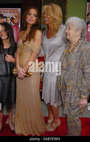 4. JUNI 2006, New York City Lindsay Lohan, ihre Schwester Ali, ihre Mutter Dina und ihre Großmutter kommen zur New Yorker Premiere von „A Prairie Home Companion“ im DGA Theatre (Credit Image: © Sharkpixs/ZUMA Press) Stockfoto