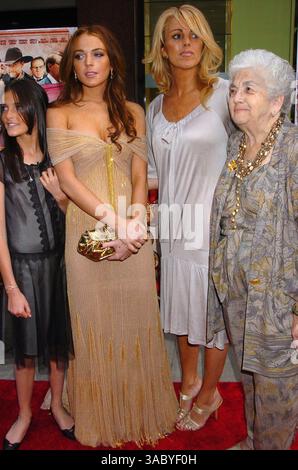 4. JUNI 2006, New York City Lindsay Lohan, ihre Schwester Ali, ihre Mutter Dina und ihre Großmutter kommen zur New Yorker Premiere von „A Prairie Home Companion“ im DGA Theatre (Credit Image: © Sharkpixs/ZUMA Press) Stockfoto