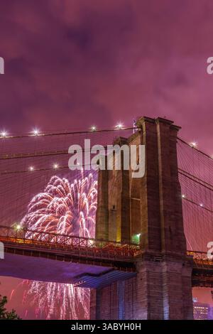 Feuerwerk am 4. Juli auf der Brooklyn Bridge Manhattan Skyline New York USA bei Nacht Stockfoto