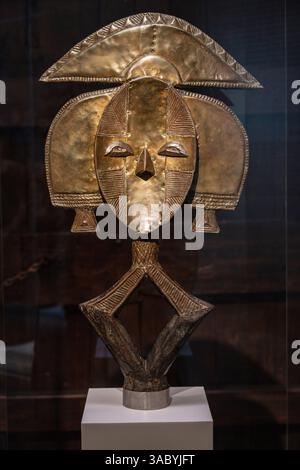 Mbulu ngulu Relyquary Figur für Ahnenverehrung, Kota, Obamba-Mindaşa, obere Region des Flusses Ogooué, Gabun, 19. Jahrhundert, geschnitzte Holz- und Metallapplikationen Stockfoto